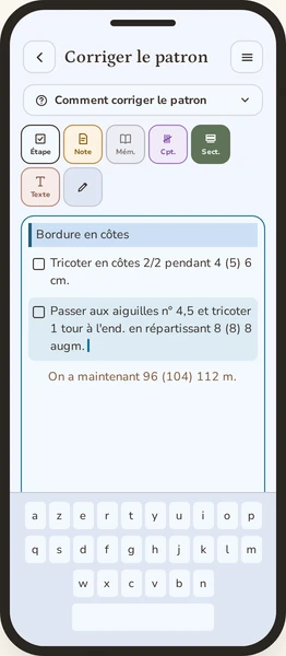 L’appli Rowtine sur un téléphone, à l’écran Corriger le patron : l’aide repliée Comment corriger le patron, la barre des types de ligne (Étape, Note, Mémoire, Compteur, Section, Texte), les premières lignes de la section Bordure en côtes, la ligne en cours surlignée avec son curseur, et le clavier ouvert en bas de l’écran.