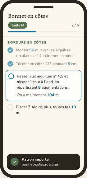 L’appli Rowtine sur un téléphone, le patron Bonnet en côtes ouvert en taille M : deux étapes sur cinq cochées, l’étape en cours encadrée avec le nombre de mailles obtenu, et en bas la notification Patron importé, bonnet-cotes.rowtine.