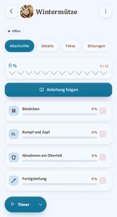 Die Projektseite der Wintermütze in Rowtine, im hellen Thema: bläulichweißer Hintergrund, das Abzeichen Offen, die Reiter Abschnitte, Details, Fotos und Sitzungen, der Fortschritt bei 0 von 12, die Schaltfläche Anleitung folgen und die vier Abschnitte vom Bündchen bis zur Fertigstellung.