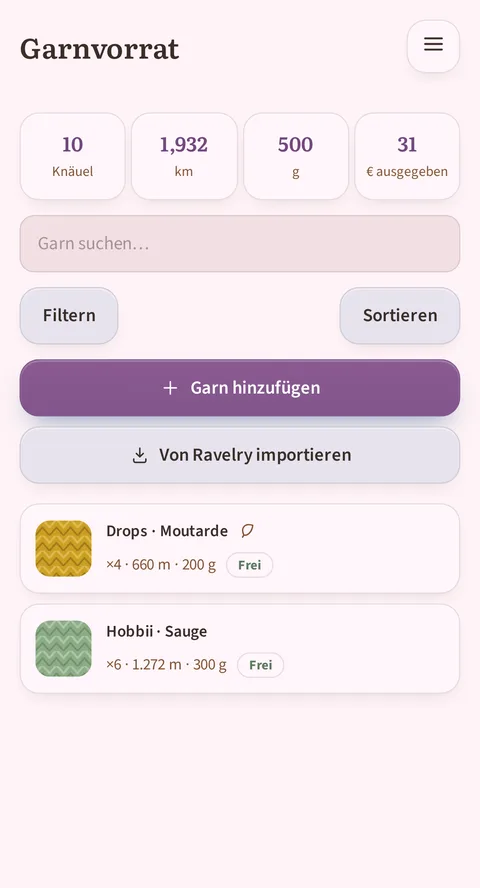 Der Garnvorrat von Rowtine: die Summen an Knäueln, Lauflänge, Gewicht und Wert, darunter eine Karte pro Garn mit dem Status, frei oder reserviert.