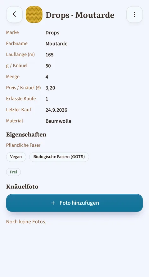 Die Vollbildkarte von Drops · Moutarde: Marke Drops, Lauflänge 165 m, 50 g je Knäuel, Menge 4 zu je 3,20 €, ein erfasster Kauf, der letzte am 24.9.2026, Material Baumwolle, dann Pflanzliche Faser, die Etiketten Vegan und Biologische Fasern (GOTS), der Zustand Frei und die Schaltfläche Foto hinzufügen