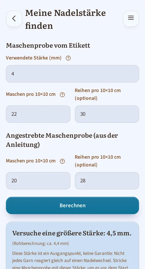 Meine Nadelstärke finden, mit ausgefüllten Feldern: Maschenprobe vom Etikett steht auf 4 mm, 22 Maschen und 30 Reihen pro 10×10 cm, angestrebt sind 20 und 28, und die Antwort lautet Versuche eine größere Stärke: 4,5 mm.