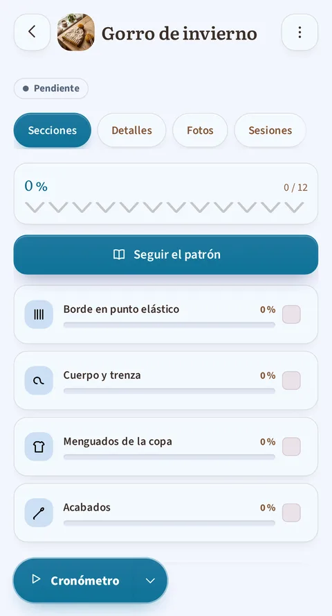 La ficha del proyecto Gorro de invierno en Rowtine, en tema claro: fondo azulado, la etiqueta Pendiente, las pestañas Secciones, Detalles, Galería y Sesiones, el avance en 0 de 12, el botón Seguir el patrón y las cuatro secciones, del borde a los acabados.