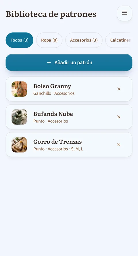 La biblioteca de patrones de Rowtine: los filtros Todos, Ropa y Accesorios, el botón Añadir un patrón, y después Bolso Granny, Bufanda Nube y Gorro de Trenzas, este último con sus tallas S, M, L.