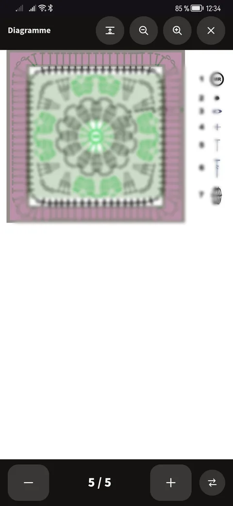 Le diagramme granny calé, plein écran, aux points volontairement flous : les deux premières rondes finies sont cerclées d'un anneau discret depuis la fleur centrale, la troisième ronde, en cours, ressort dans un anneau plus épais, la limite extérieure du calage encadre le tout en pointillés, et la barre du bas affiche 3 sur 5 entre un bouton moins et un bouton plus, suivis du retournement du rideau