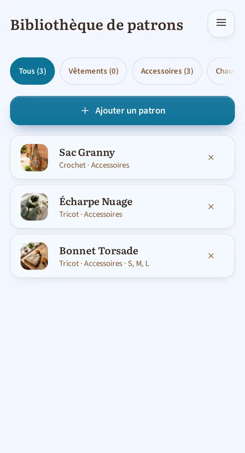 La bibliothèque de patrons de Rowtine : les filtres Tous, Vêtements et Accessoires, le bouton Ajouter un patron, puis Sac Granny, Écharpe Nuage et Bonnet Torsade, ce dernier avec ses tailles S, M, L.