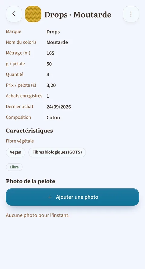 La fiche plein écran de Drops · Moutarde : marque Drops, 165 m, 50 g par pelote, quantité 4 à 3,20 €, un achat enregistré le 24/09/2026, composition Coton, puis Fibre végétale, les étiquettes Vegan et Fibres biologiques (GOTS), l'état Libre et le bouton Ajouter une photo