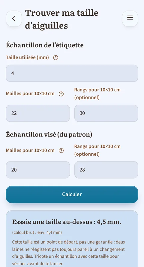 L'outil Trouver ma taille d'aiguilles, champs remplis : l'échantillon de l'étiquette donne 4 mm, 22 mailles et 30 rangs pour 10×10 cm, l'échantillon visé du patron 20 et 28, puis « Essaie une taille au-dessus : 4,5 mm. »